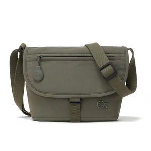 Detail der armeegrünen Messenger-Bag aus Nylon mit verstellbarem Riemen und Klappe