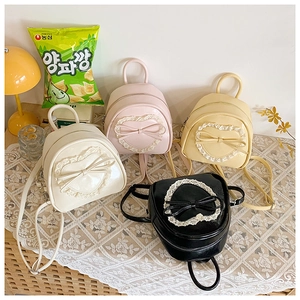 Détails de quatre mini sacs à dos en simili cuir avec dentelle cœur et nœuds