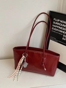 Fashionable Large Capacity Women PU Leather Tote Bag 2026 New Commuting Shoulder Bag With Charm Minimalist Underarm Handbag