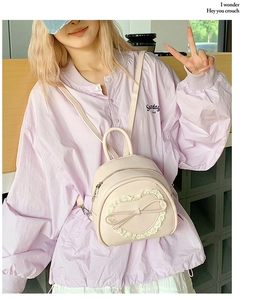 Détail du cœur en dentelle et du nœud sur un mini sac à dos rose de style学院