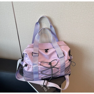 Détail du sac de voyage lavande montrant la poche en filet et le système de cordon élastique