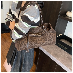 Gros plan du sac cabas à imprimé léopard marron avec boucle en métal et texture mate