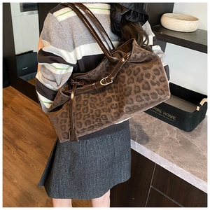 Détail de la texture léopard et de la boucle métallique sur un grand sac cabas