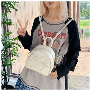 Détail de cœur en dentelle et nœud sur mini sac à dos en similicuir beige pour femmes