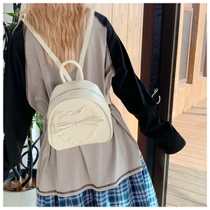 Détail du sac à dos en cuir PU blanc avec patch cœur en dentelle et nœud élégant