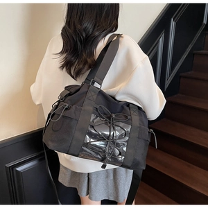 Détail du sac de sport noir imperméable avec poche avant transparente et cordon élastique