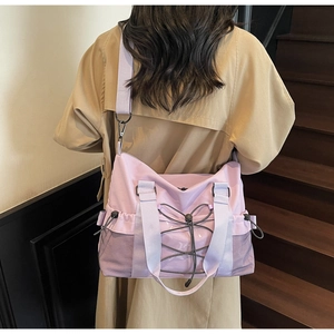 Sac fourre-tout en nylon lilas avec détails de cordon de serrage porté à l'épaule