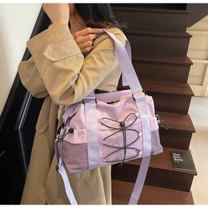 Détail du sac de voyage violet clair avec poches en filet et cordon élastique