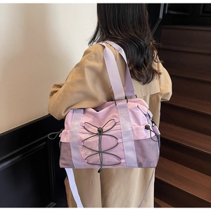 Détail du sac de voyage lilas avec système de cordon élastique et poches en filet