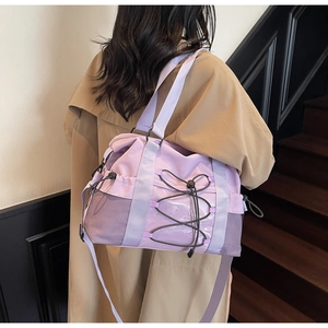Détail du sac de voyage lilas en nylon avec panneaux en maille et cordons réglables