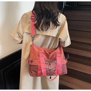Détail du sac de voyage corail avec poche PVC et cordon élastique sur mannequin