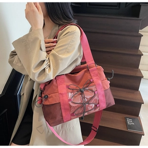 Détail du sac de voyage avec une poche en PVC transparent et des cordons élastiques