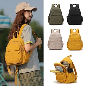 Détail du sac à dos de voyage en nylon montrant la grande capacité pour iPad et accessoires