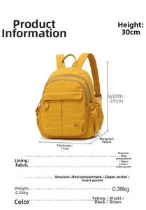 Détail du mini sac à dos de voyage jaune montrant les dimensions 30x24x11cm et compartiments