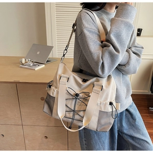 Détail du sac de voyage en toile avec cordon élastique et poche latérale en filet