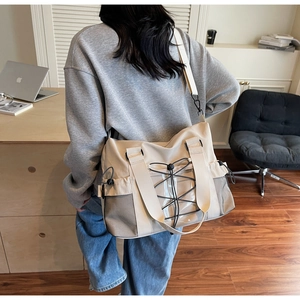 Détail du sac de voyage avec poche latérale en filet et cordon élastique
