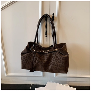 Détail du sac cabas vintage léopard avec poignées en cuir marron et boucle en métal