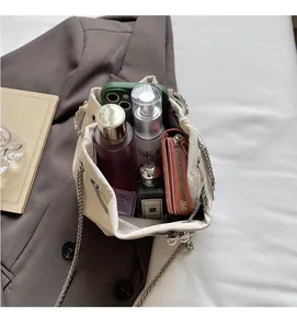 Capacité interne du sac seau blanc cassé avec cordon de serrage pour objets quotidiens