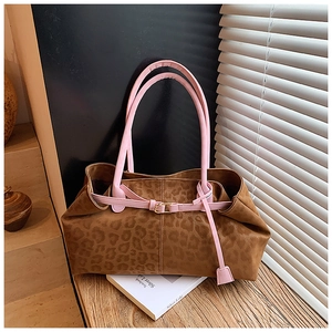 Détail du sac cabas léopard avec texture daim et accents de boucles rose pastel