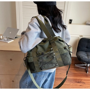 Détail du sac de voyage vert armée avec fenêtre PVC transparente et cordon élastique noir