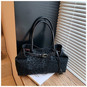 Détail du cabas rétro à imprimé léopard avec anses en cuir noir et boucle dorée