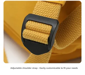 Vue détaillée de la boucle réglable en plastique noir et de la bandoulière tissée du sac