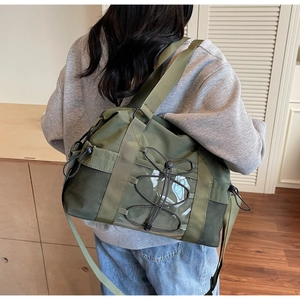 Détail du grand sac de sport vert armée avec filet respirant et cordons élastiques
