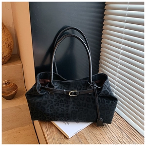 Détail du grand sac cabas léopard noir en daim avec fines anses en cuir élégantes