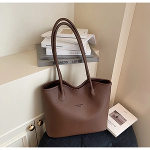 Détail du sac cabas en cuir marron texturé avec le logo Fashion Trend WWTU imprimé