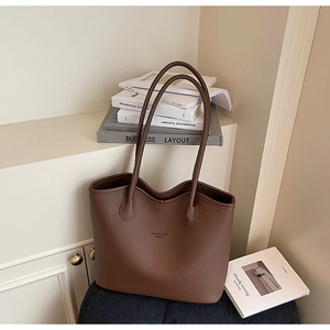 Détail du cabas en cuir grainé marron foncé avec le logo Fashion Hand gravé