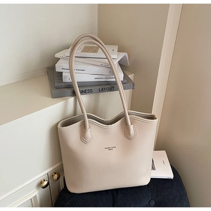 Détail du sac cabas beige en cuir texturé litchi avec le logo Fashion trend WWTU