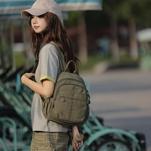 Photo extérieure d'un sac à dos en nylon vert olive à grande capacité et multiples couches