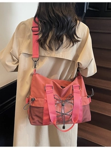 Grand sac de voyage rose corail imperméable avec détails en maille et bandoulière réglable