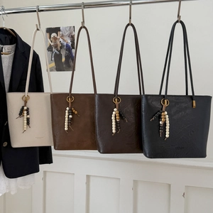 Minimalist large tote bags in four classic colors with elegant beaded tassel charms