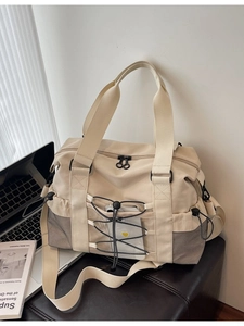 Sac de voyage beige à grande capacité avec poches multiples et bandoulière pour le fitness