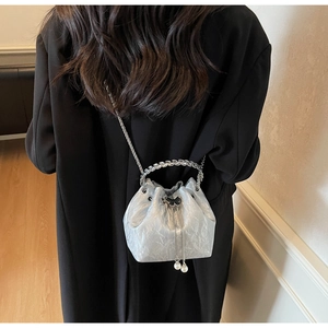 Détails du sac seau métallisé argenté avec papillon et accents de perles blanches