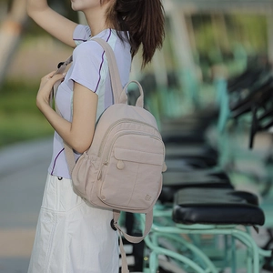 Vue détaillée du grand sac à dos de voyage en nylon beige avec plusieurs compartiments