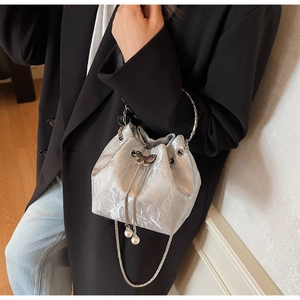 Sac seau métallisé argenté avec boucle papillon, perles et bandoulière chaîne