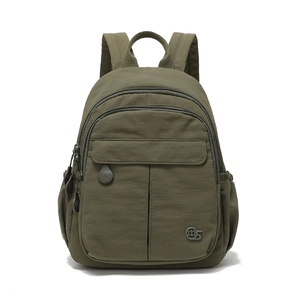 Détail des poches zippées multicouches et poches latérales du sac à dos vert foncé
