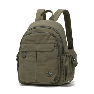 Vue détaillée du sac à dos en nylon vert militaire avec plusieurs poches zippées