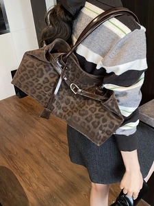 Grand sac cabas à imprimé léopard avec bandoulières en cuir verni pour style rétro