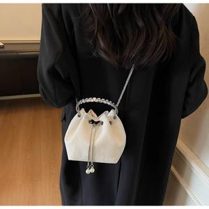 Sac seau en soie blanche avec perles argentées, nœud noir et bandoulière chaîne