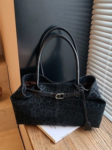 Sac fourre-tout rétro à motif léopard noir avec boucle dorée en texture suédée