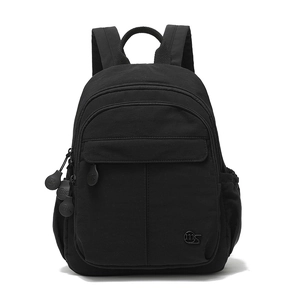 Détail d'un grand sac à dos de voyage noir avec plusieurs couches de rangement et zips