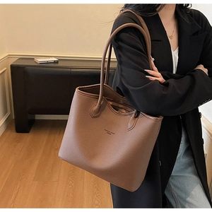 Détail du sac cabas marron en cuir grainé avec logo imprimé Fashion Trend WWYU élégant