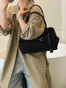 Sac fourre-tout vintage noir à motif léopard avec double bandoulière porté par un mannequin