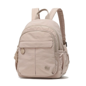 Vue détaillée du sac à dos en nylon avec plusieurs poches zippées et des compartiments latéraux