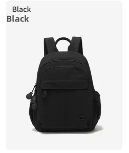 Détail du sac à dos noir avec fermeture éclair à logo et poche latérale pour bouteille