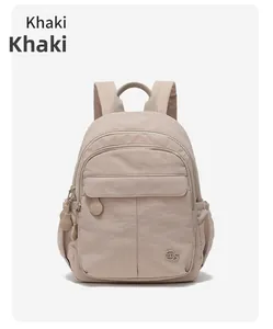 Détail du sac à dos en nylon kaki avec tissu imperméable et poches zippées multicouches
