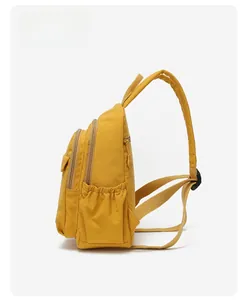 Vue latérale du sac à dos en nylon jaune montrant les fermetures éclair multicouches